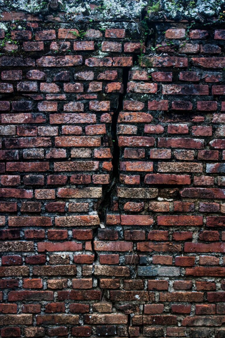 Scheuren in de muur: zo herken je zetting, ouderdom of bodembeweging Scheuren in de muur: zo herken je zetting, ouderdom of bodembeweging